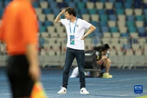 莱万的未来应该没有被讨论，因为俱乐部和教练都对他抱有绝对的信心，无论是冬窗还是明夏，都不存在他离队的问题。